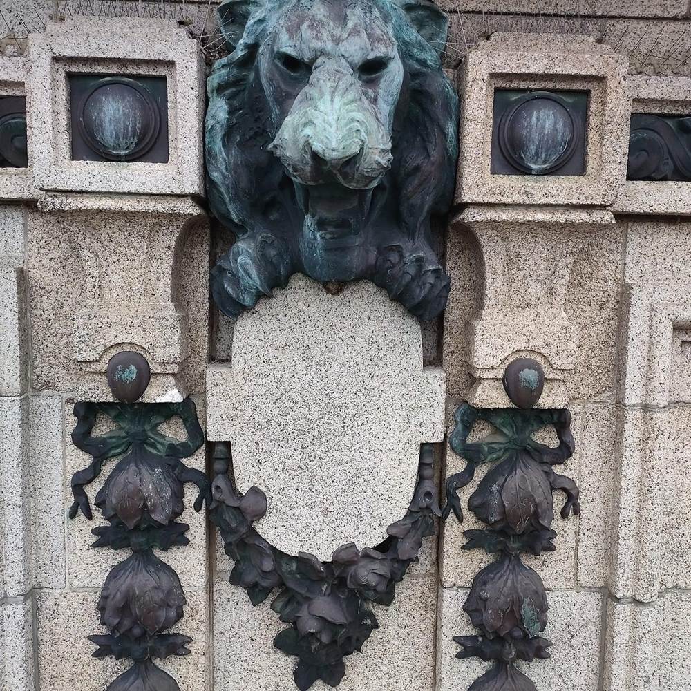 les lions de l´ancienne caisse d´épargne-presta