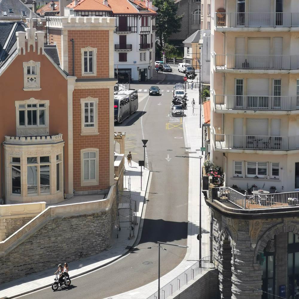 Office de tourisme et Mont de la Rhune depuis OCEAN 7-presta