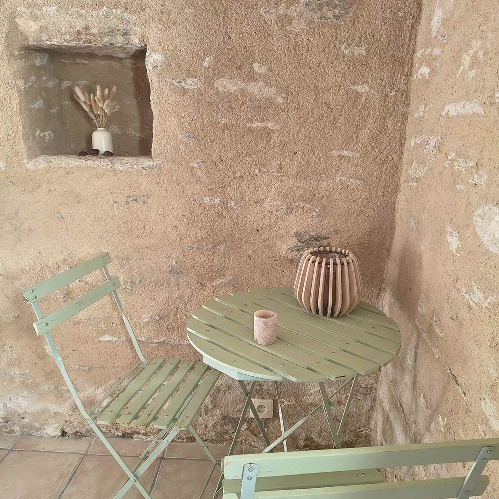 coin-repas-chambre-verdoyante-table-chaises-vert-saisonnee-aveyron-presta