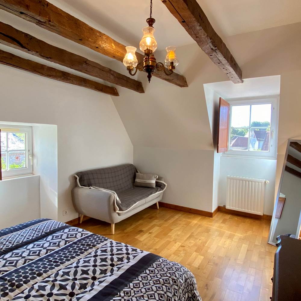 Chambre avec lit queen size et canapé