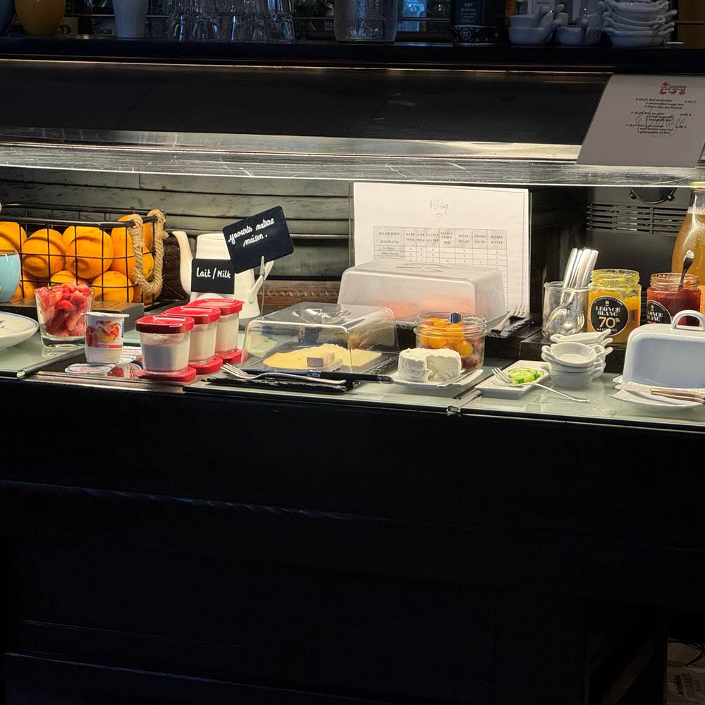 le buffet froid du petit déjeuner au Vintage hôtel Quimperlé-presta