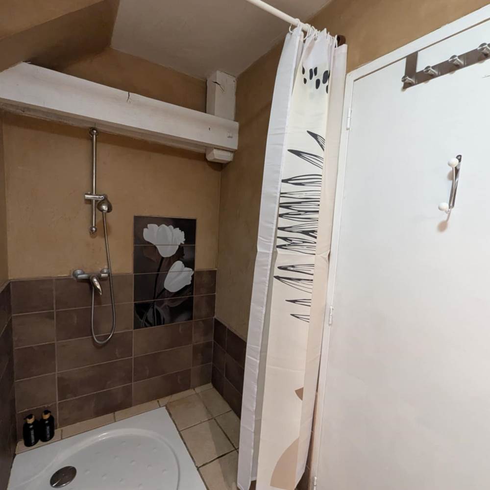 salle-bain-saisonnee-gite-panoramique-douche-privee-bien-etre-centres-aveyron.jpg-presta