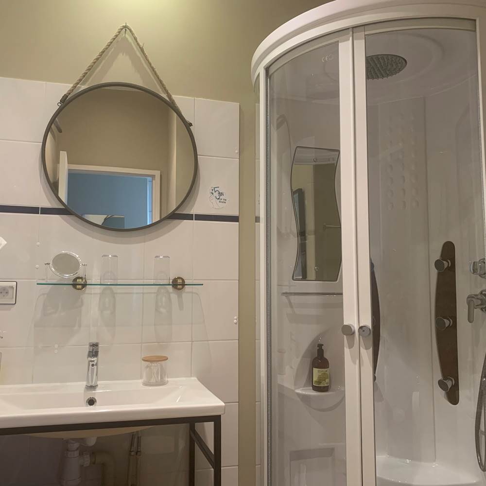 salle de bain de la chambre confort + n°7 au Vintage*** Quimperle-presta