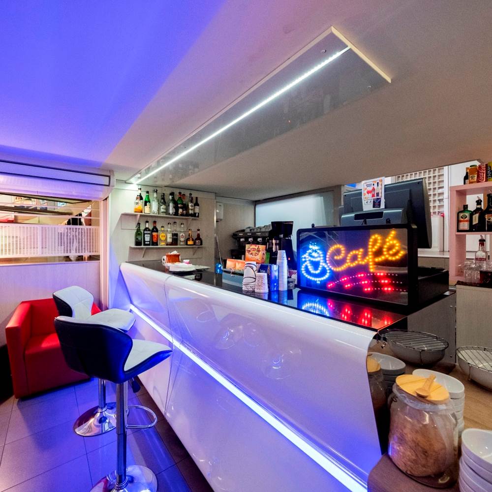 Le cafe, bar, epicerie d'appoint-presta