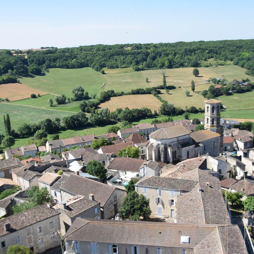 Vue d'un des plus beaux villages de France dans le Lot : Montcuq-presta