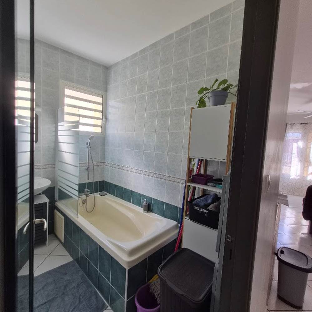 T2 Le frangipanier, salle de bain