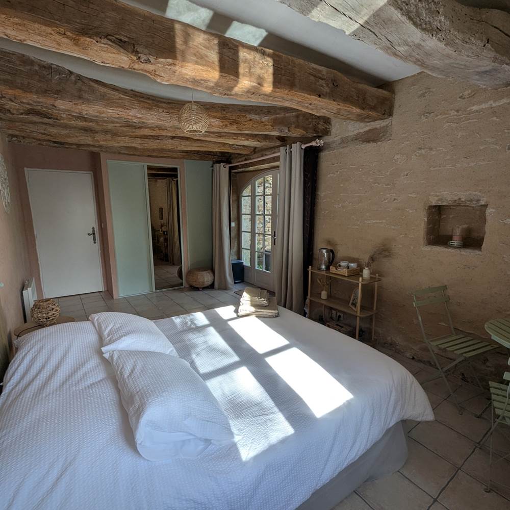 chambre-verdoyante-saisonnee-poutres-apparentes-lumiere-nature-centres-aveyron-presta