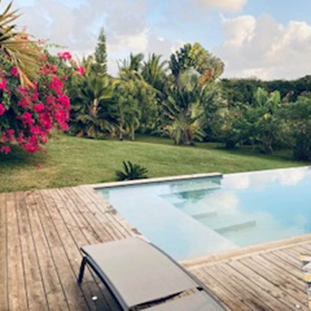 Piscine avec bougainvillée-presta