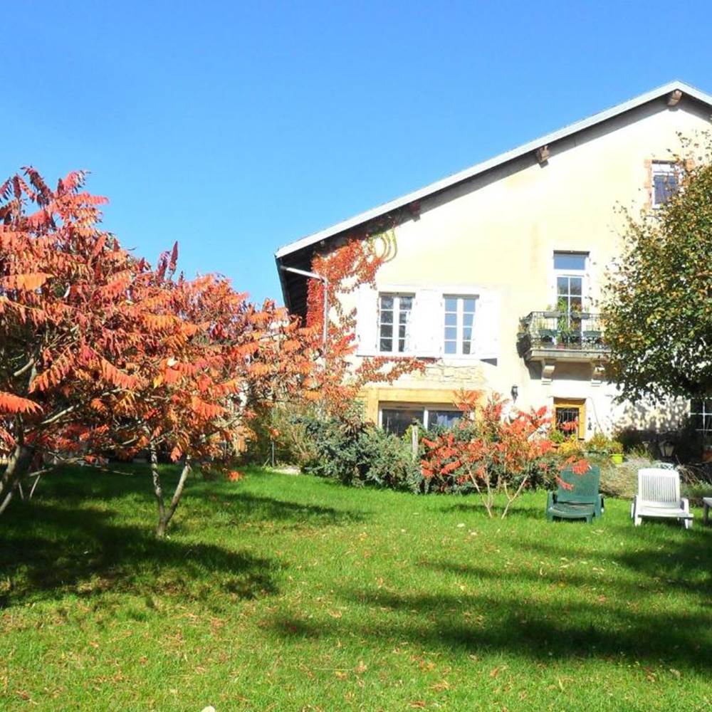 A la Grenouille du Jura. Petite maison Bourgeoise de 1832, grand parc arboré de 2500 m² au calme absolu et frais en été. Pelouse et sapins-gallery