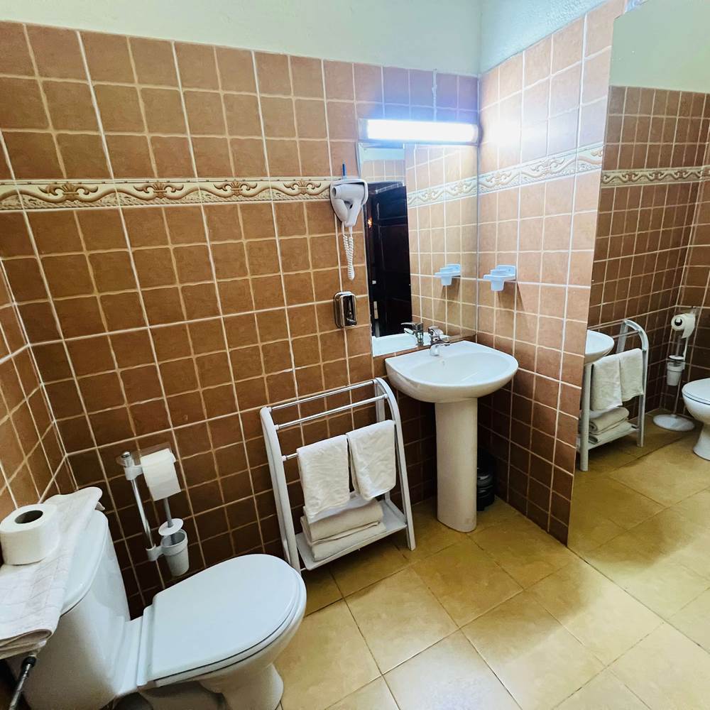 RIAD-AIT-BENHADDOU-Ouarzazate-Chambre-double-salle-de-bain-presta