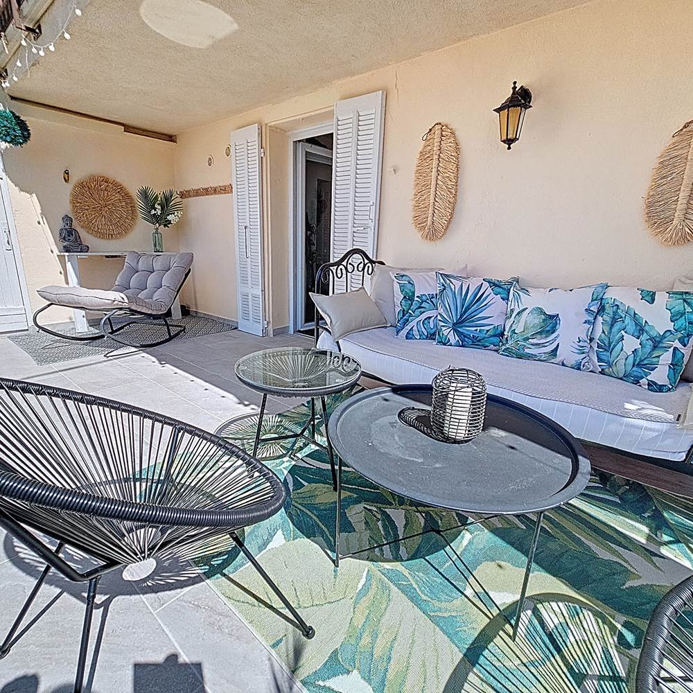 Terrasse ensoleillée, décorée dans un esprit bohème chic.-presta