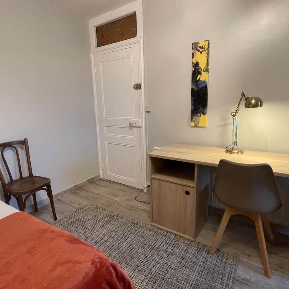 2ème étage : chambre 5, bureau