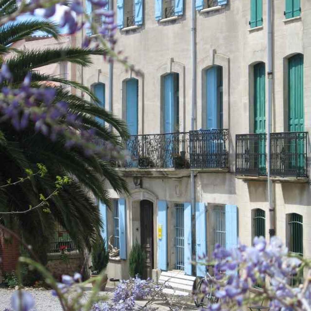 Vu d’extérieur - été - fleuris