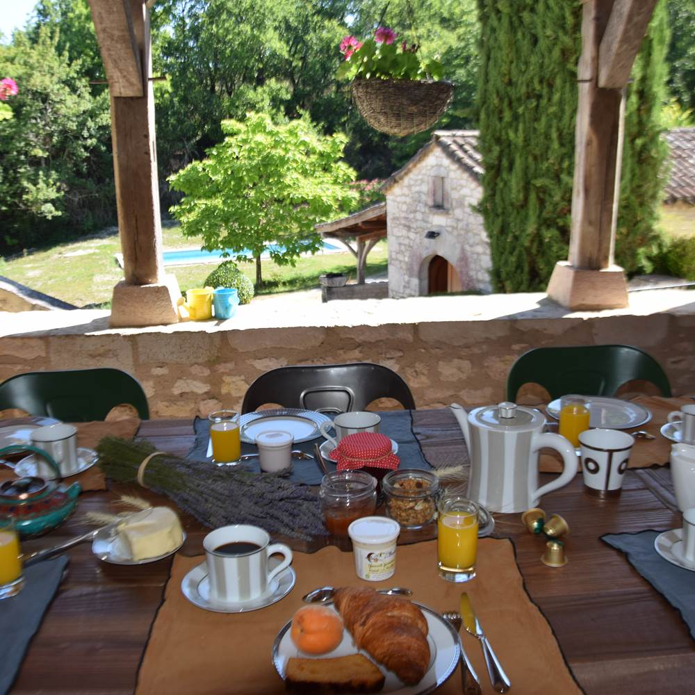 Petit déjeuner table d'hôtes sous le bolet traditionnel-presta