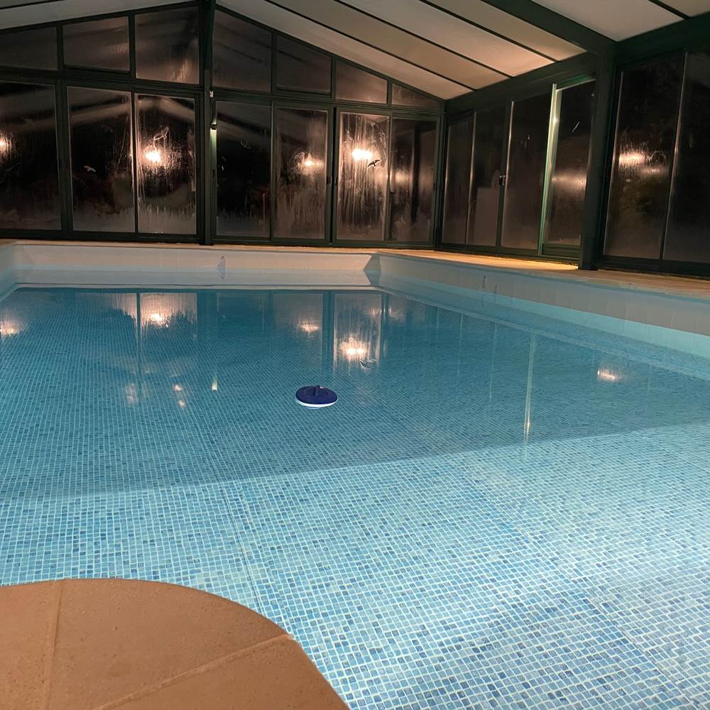 Piscine éclairée le soir-gallery