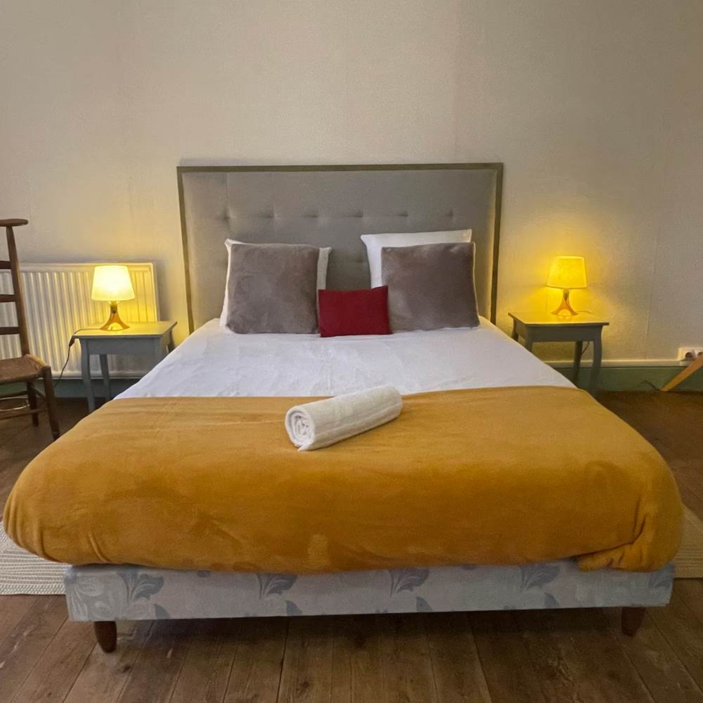 2ème étage : chambre 6 : grande chambre, lit double