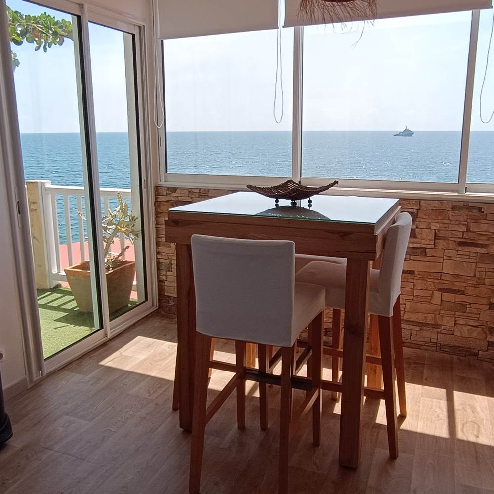 Cuisine avec coin repas vue mer