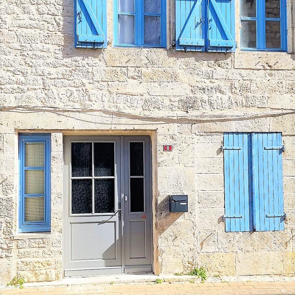 maison-typique-quercy-volets-bleus-montpezat.jpg-gallery