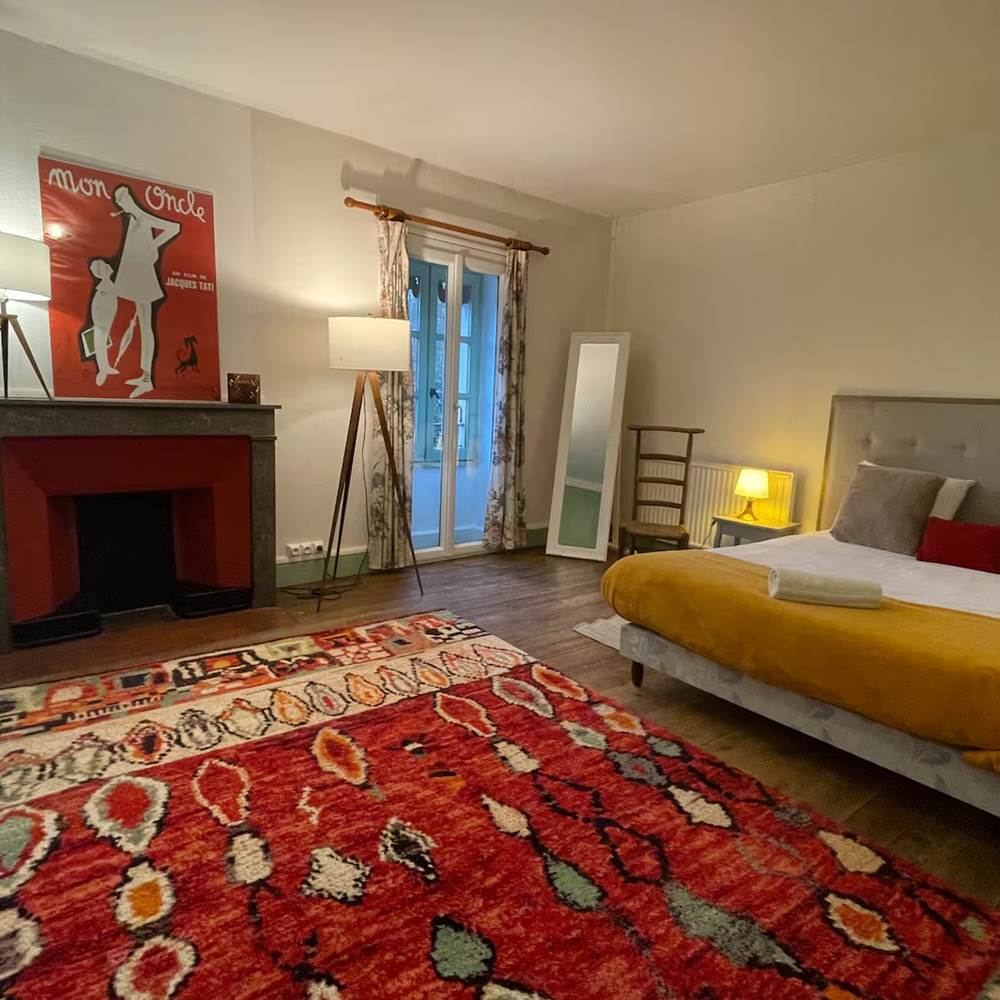 2ème étage : chambre 6 : grande chambre pour 4 personnes, lit 
