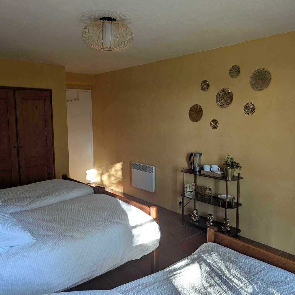 chambre-solaire-vue-fenetre-saisonnee-lumiere-douce-vacances-centres-aveyron.jpg-presta