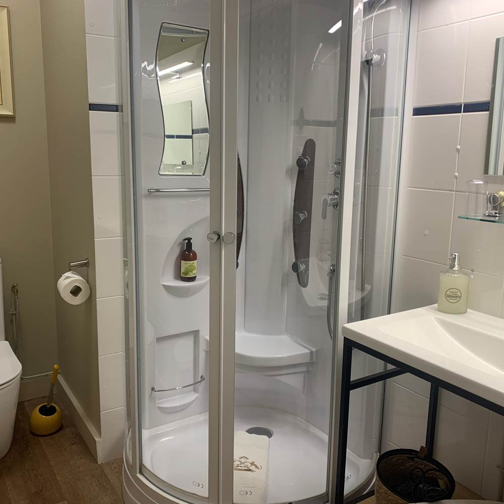 salle de bain de la chambre confort + n°10 au Vintage*** Quimperle-presta