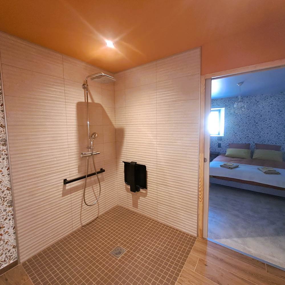 Gîte Val Souvigne_Chambre Floralie_PMR_4-presta