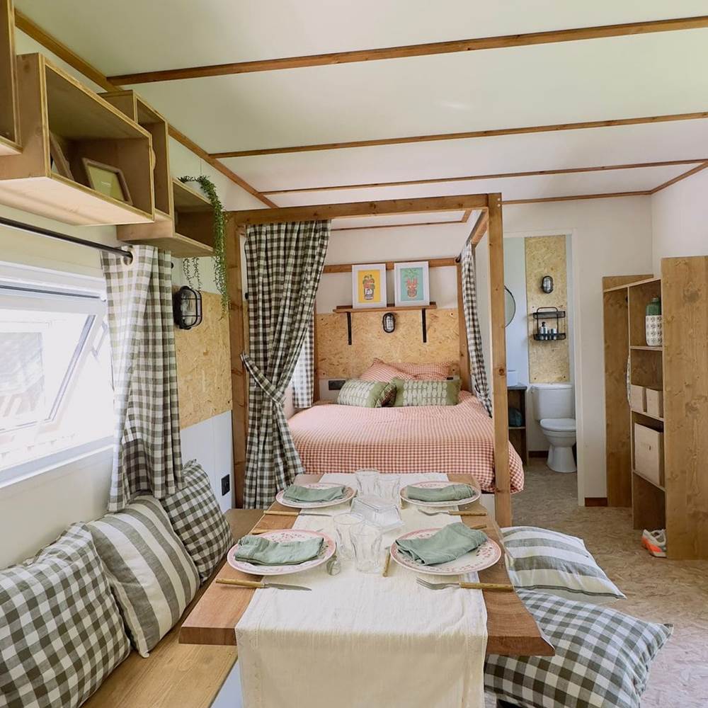 salle a manger et lit adulte