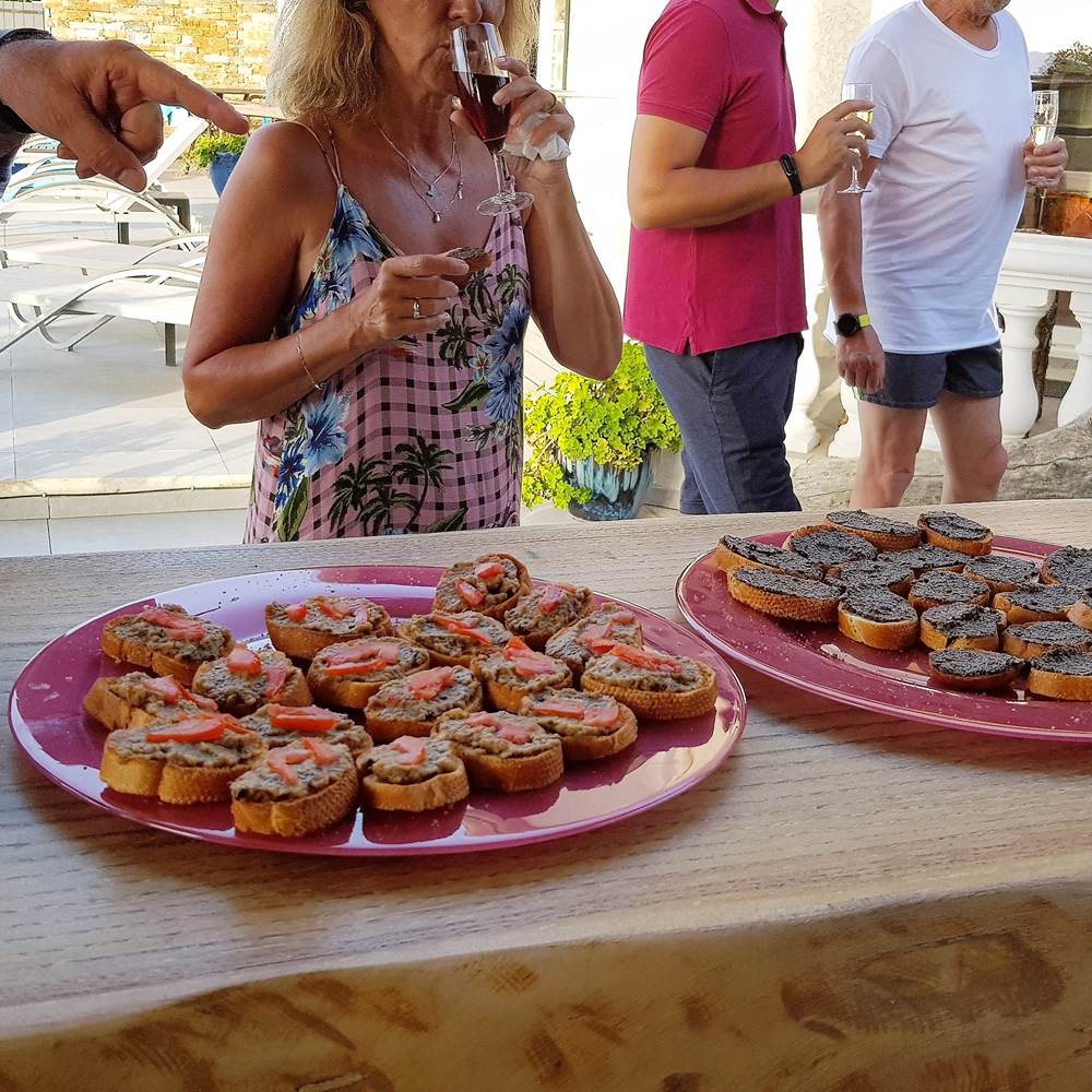 Appart Bleu Azur Saint Florent en Corse clients à l'aperitif à coté de la piscine-presta