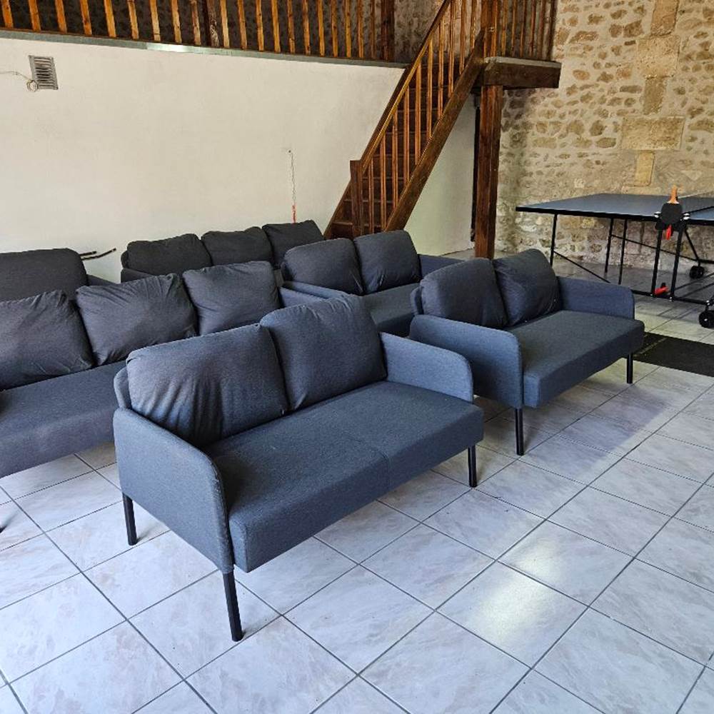 LB games room with TV-presta