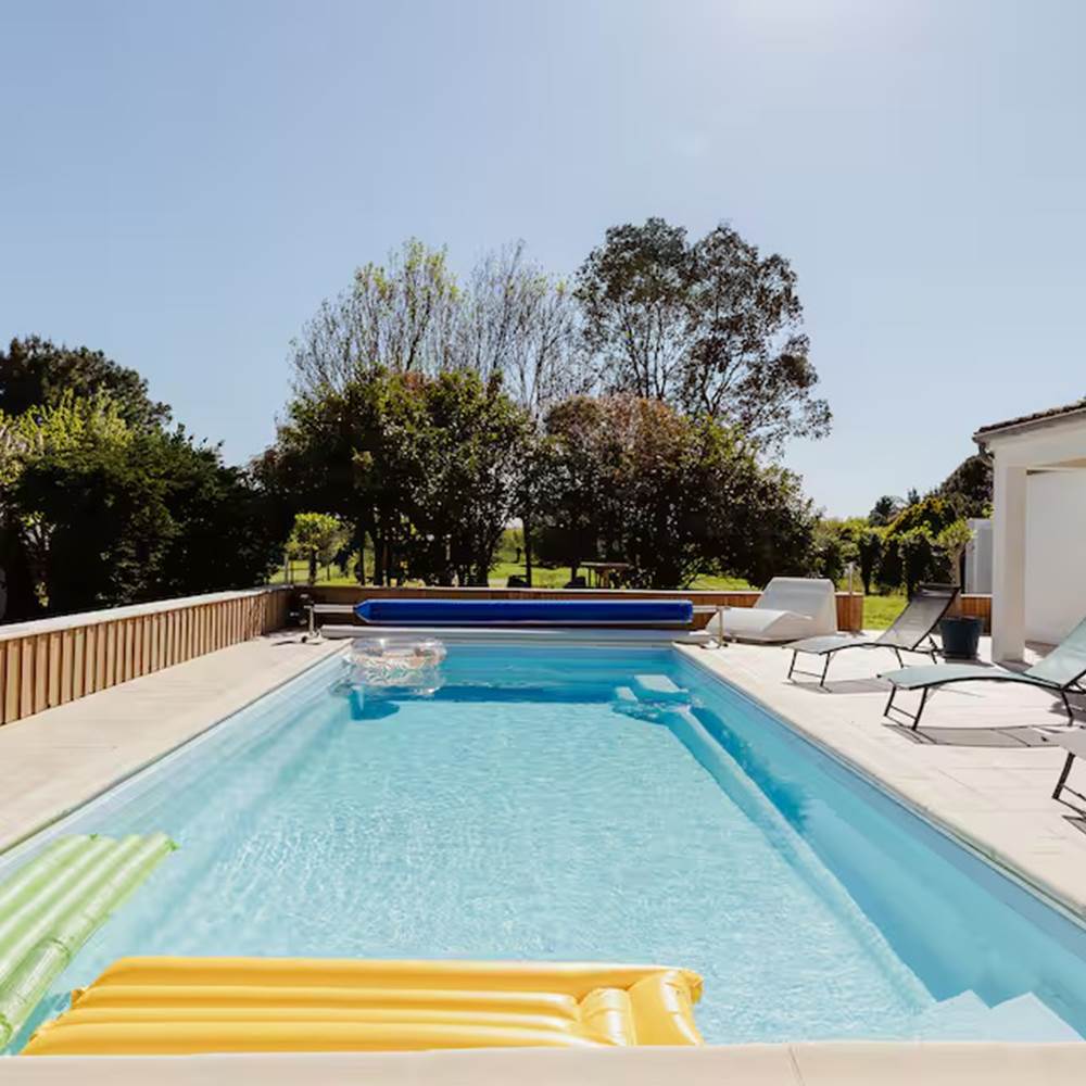 Espace détente avec piscine et transats – location villa sur l’île d’Oléron-gallery
