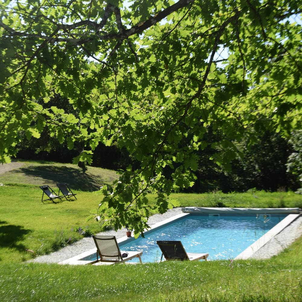 Détente au bord de la piscine cristalline près de Cahors-presta