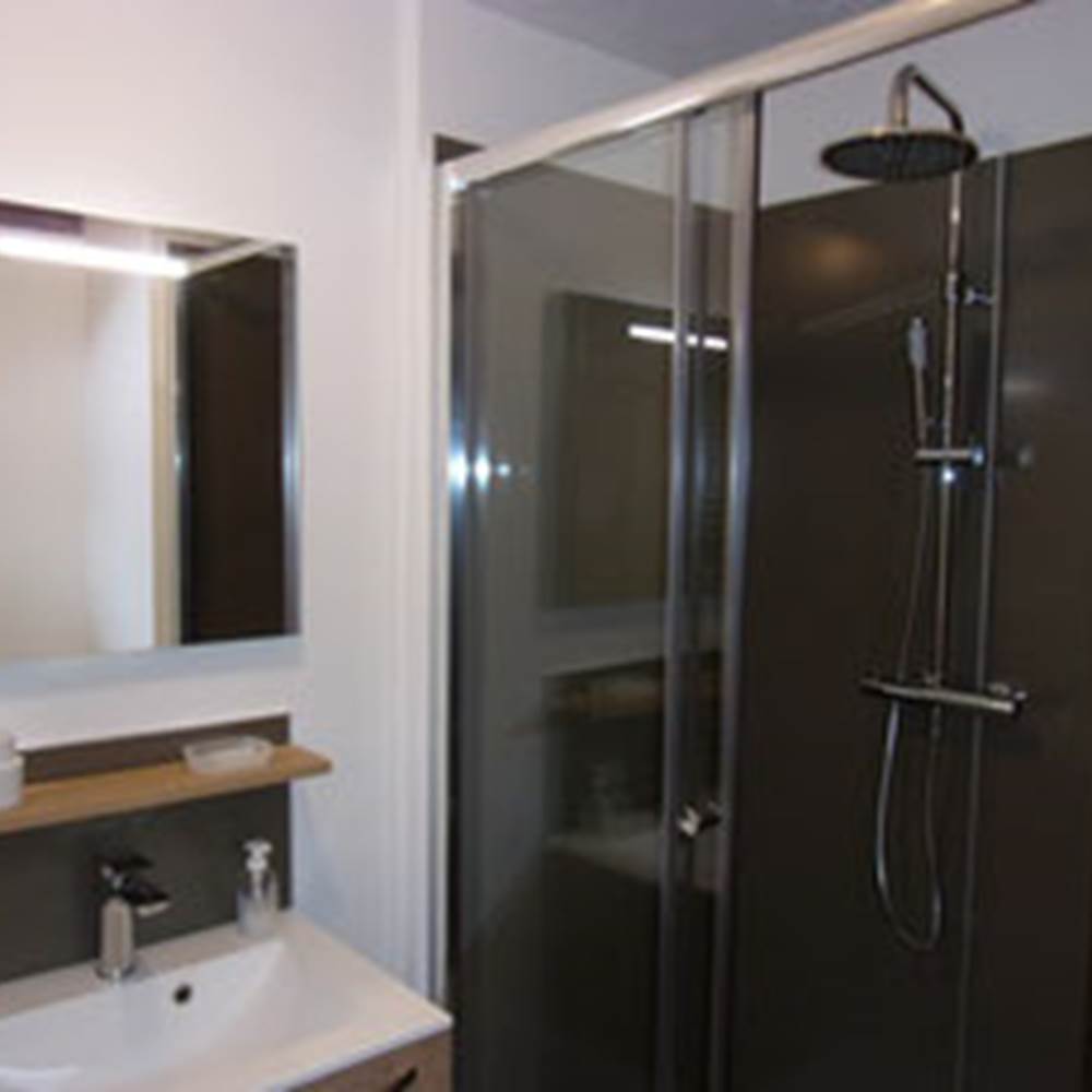 Chambre Courtiaux, salle de douche-presta