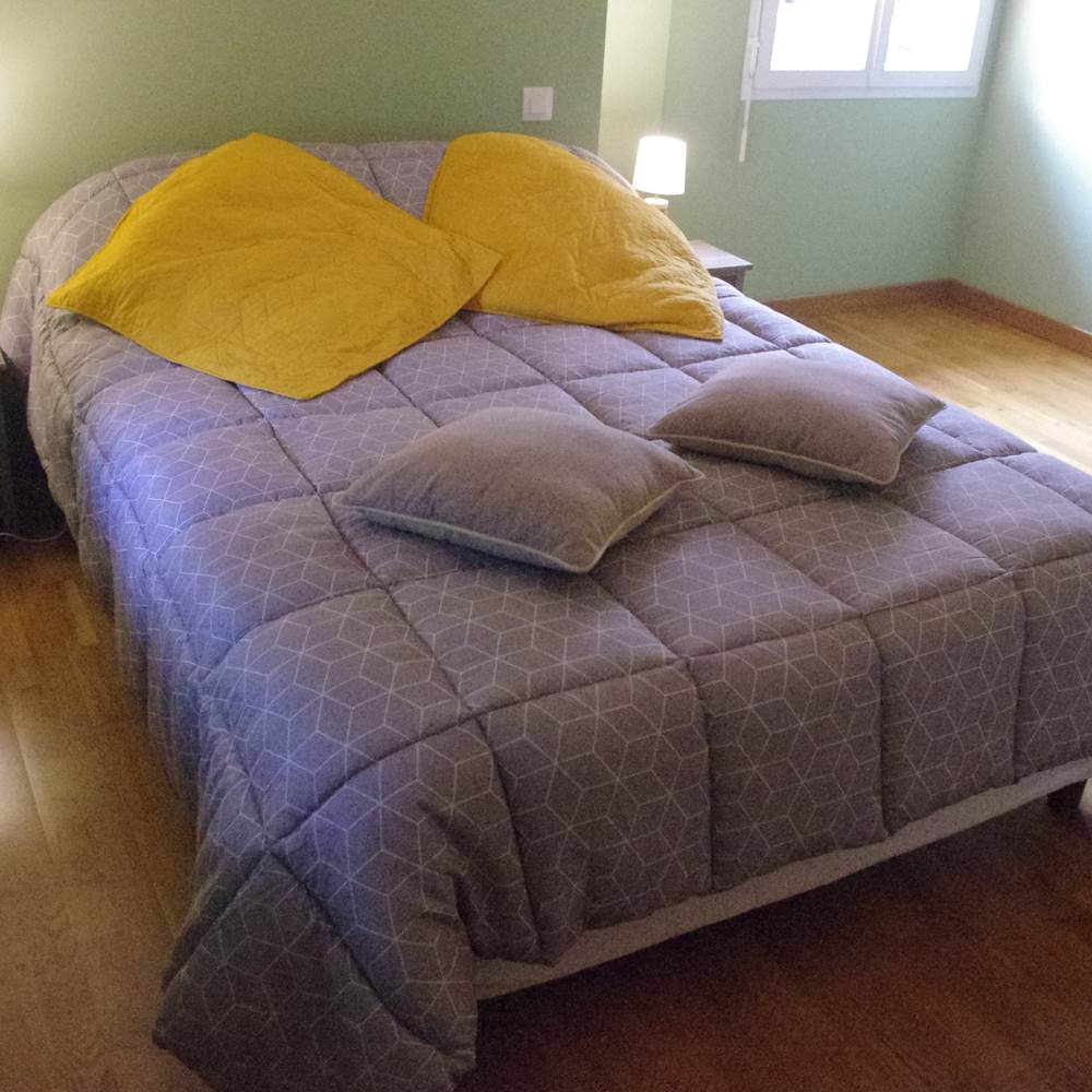 Chambre de l'appartement avec 1 lit en 140-presta