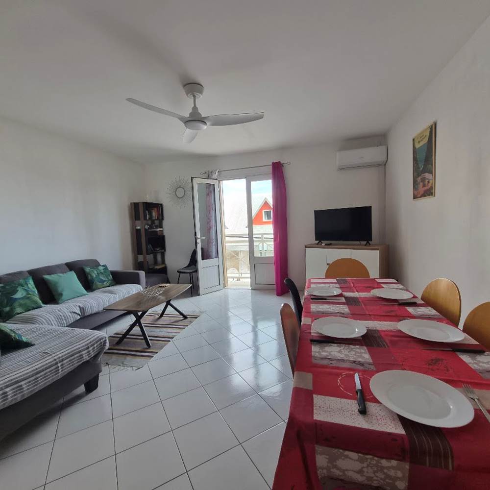 T3 séjour, TV, climatiseur et ventilateur