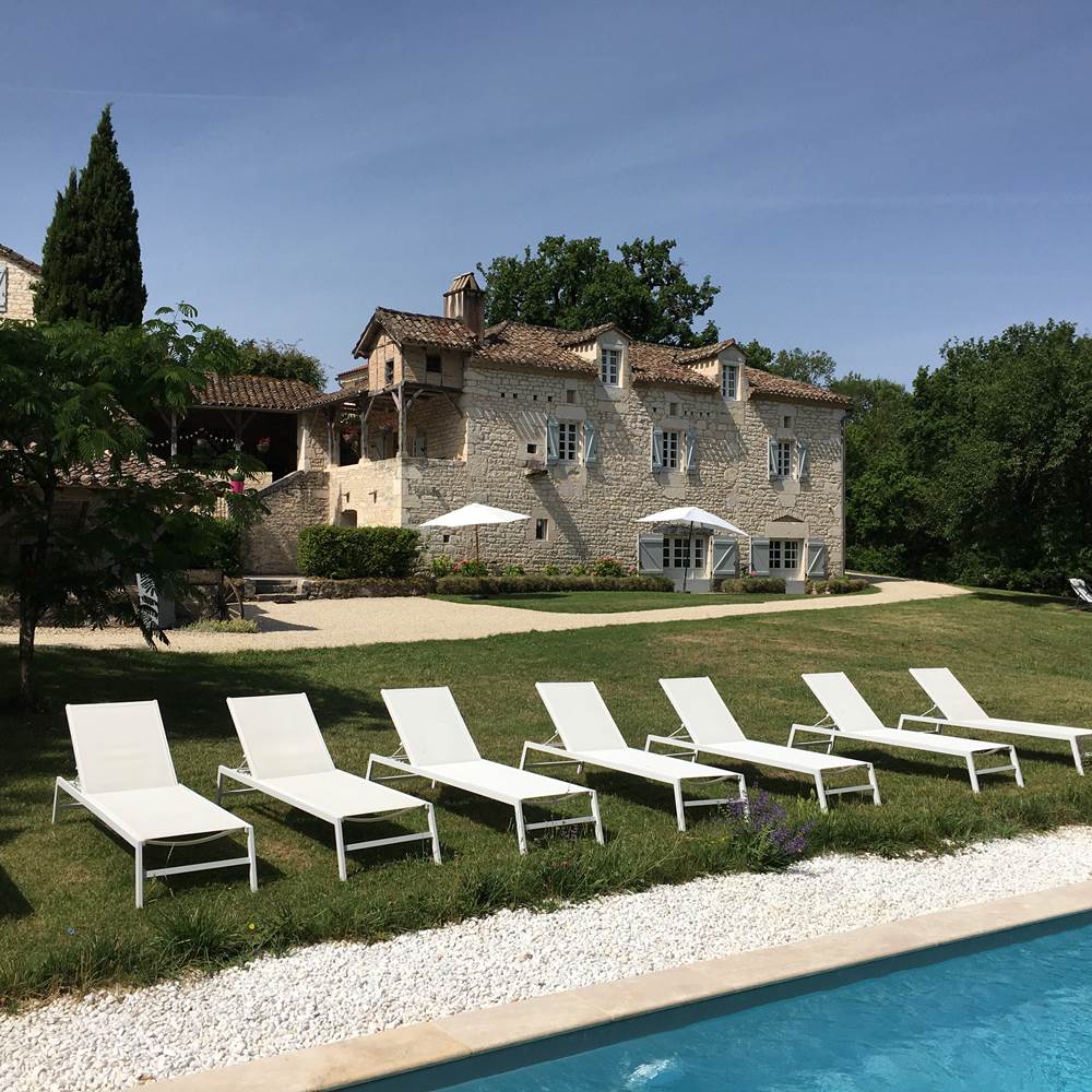 Bain de soleil au bord de la piscine-presta