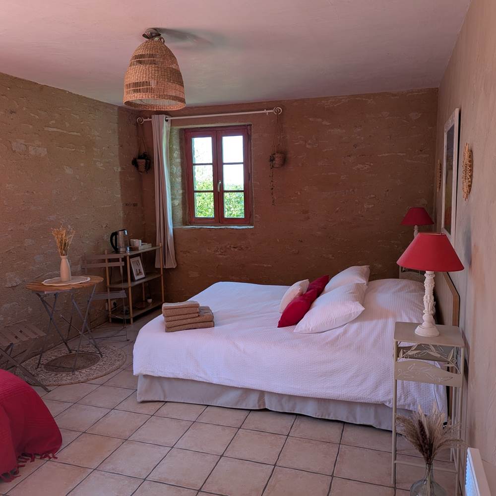 chambre-champetre-pierre-tadelakt-chambre-double-couple-centres-aveyron-saisonnee.jpg-presta