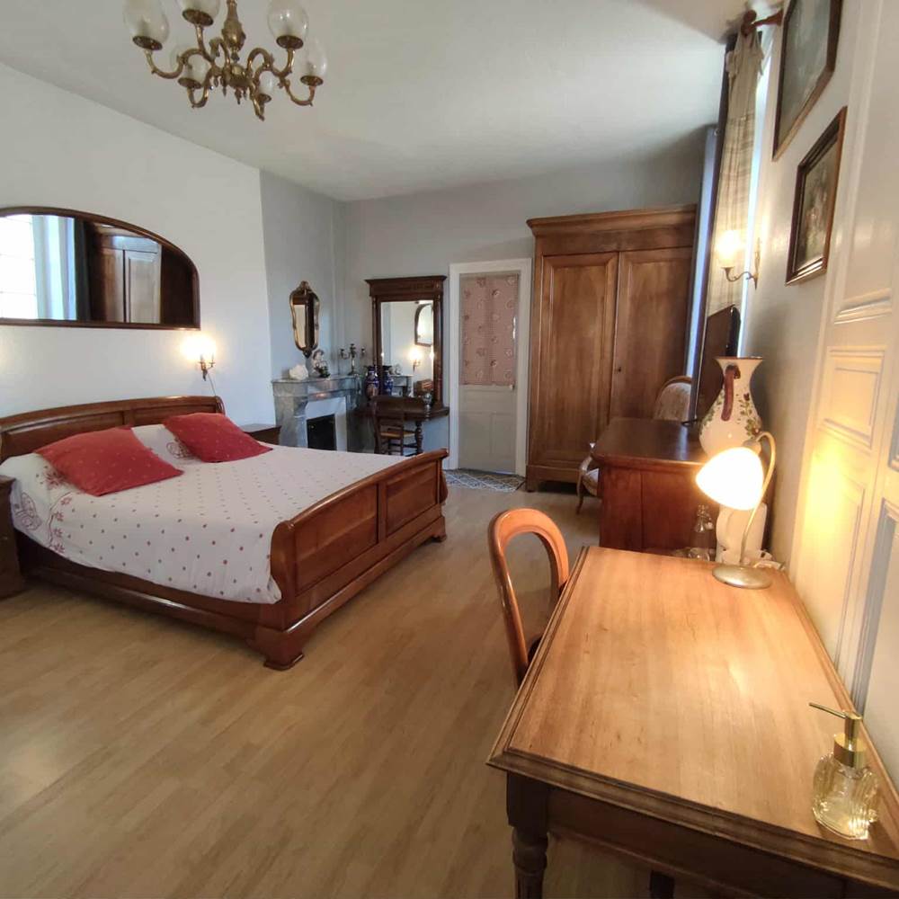 Chambre de Charme la Grenouille Blanche. Ambiance lumineuse, coin bureau élégant-gallery