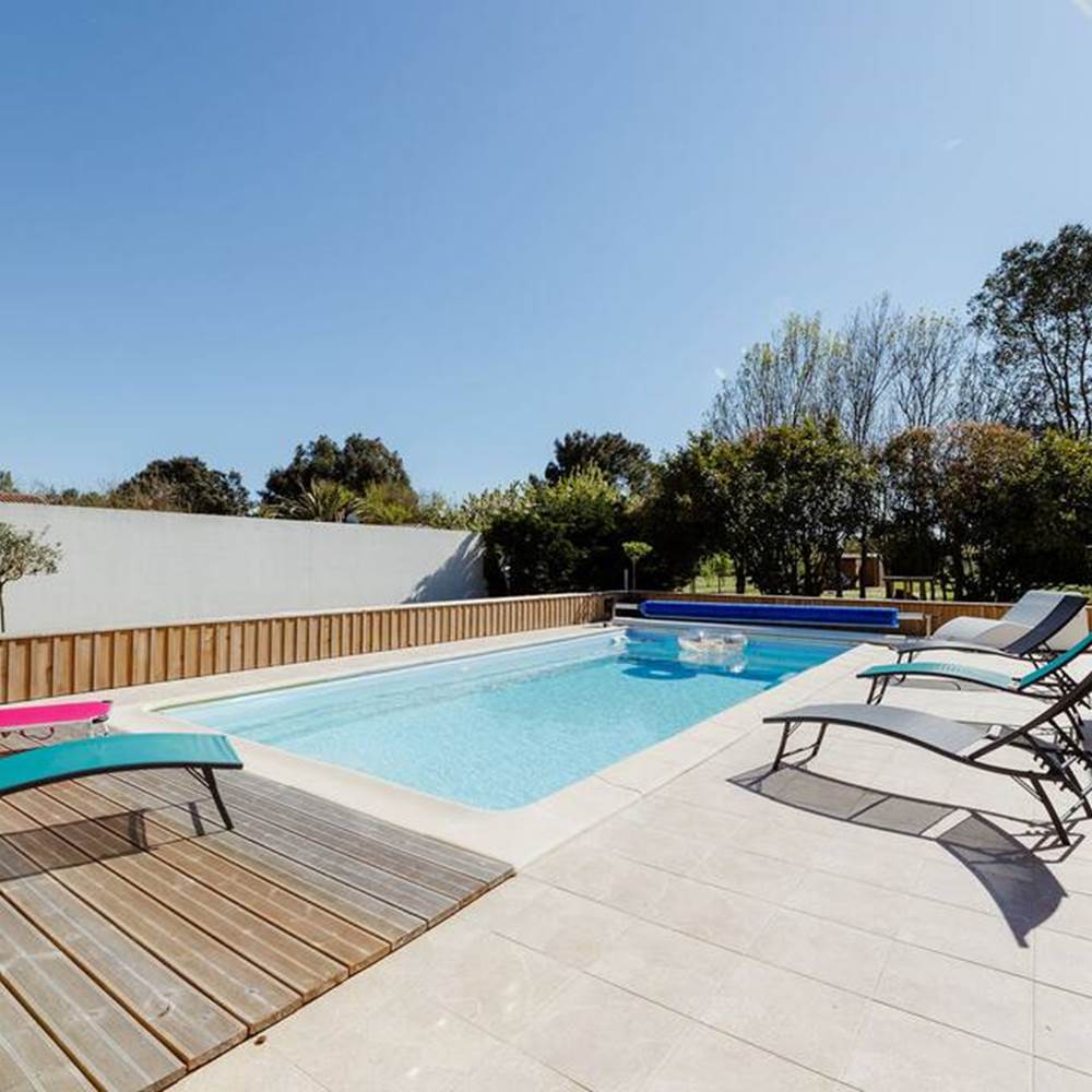 Espace détente avec piscine et transats – location villa sur l’île d’Oléron-gallery