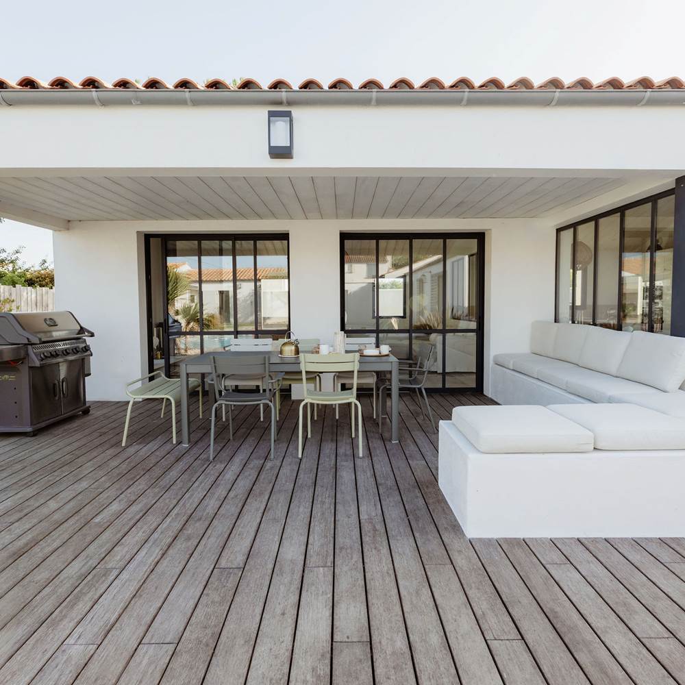 Villa Bleu Baya terrasse table à manger barbecue