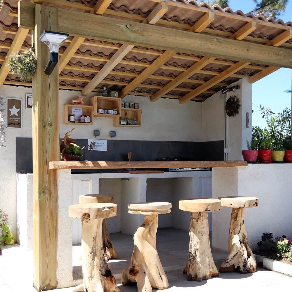 Appart Bleu Azur Saint Florent en Corse pool house avec une planche pour vos repas-presta