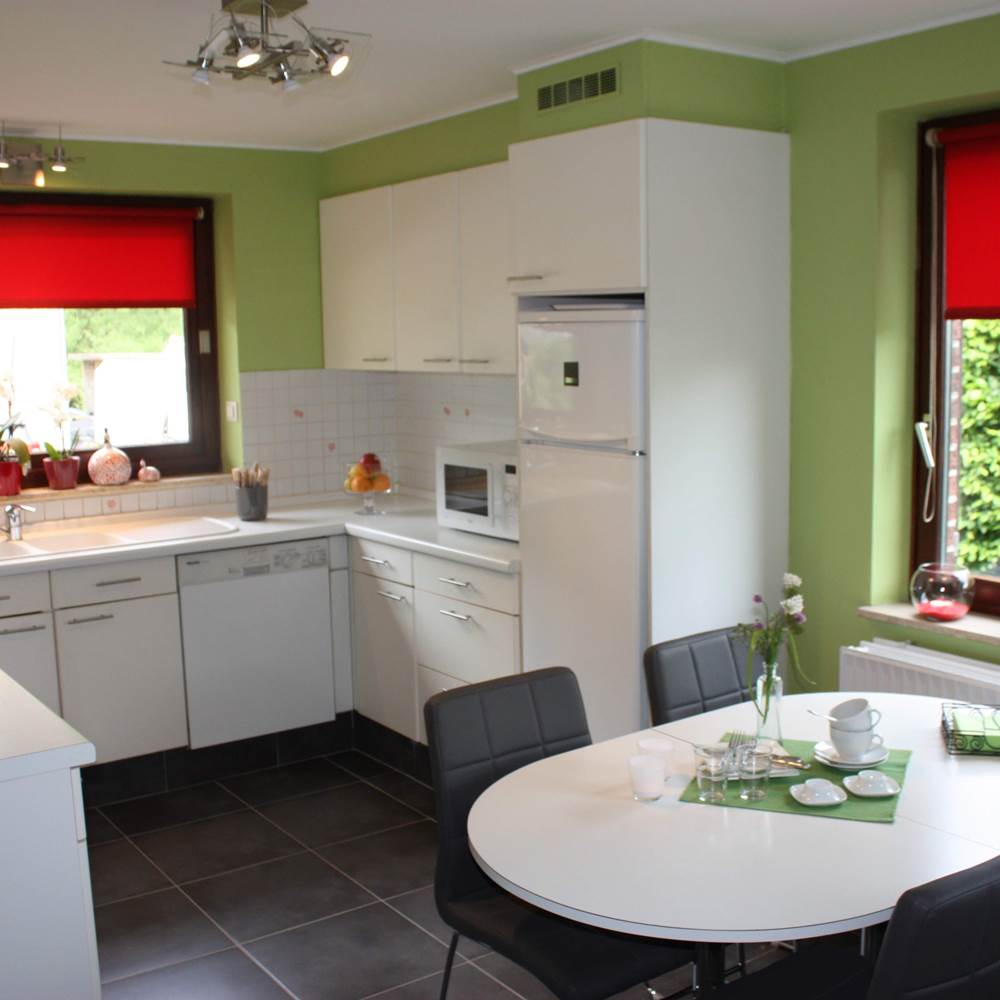 Cuisine bien équipée, coin à manger, sortie vers la terrasse-presta