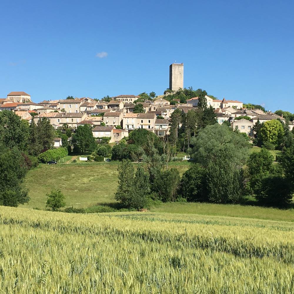Le célèbre village médiéval de Montcuq-presta