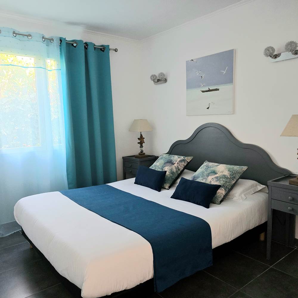chambre-roya-bleu-azur-saint-florent--presta