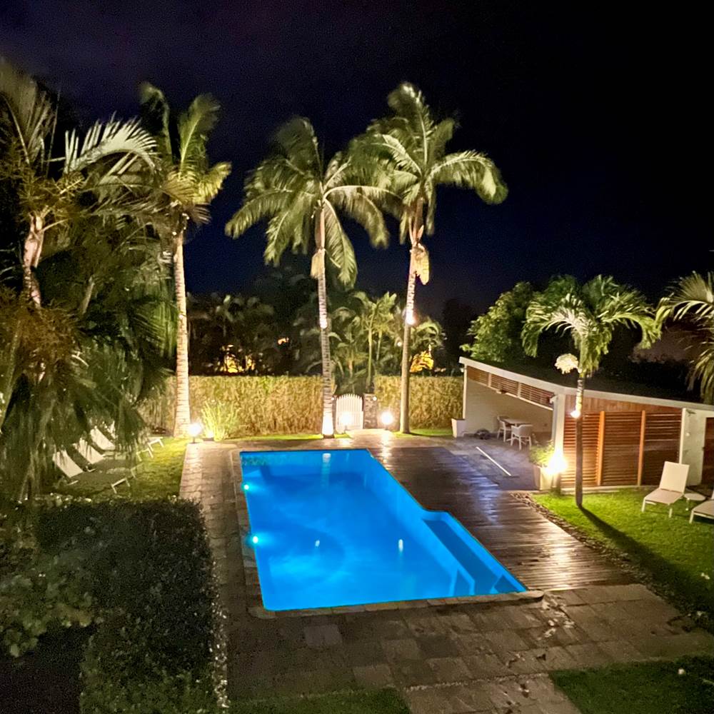 La villa des cannes - piscine de nuit - vue de haut-presta
