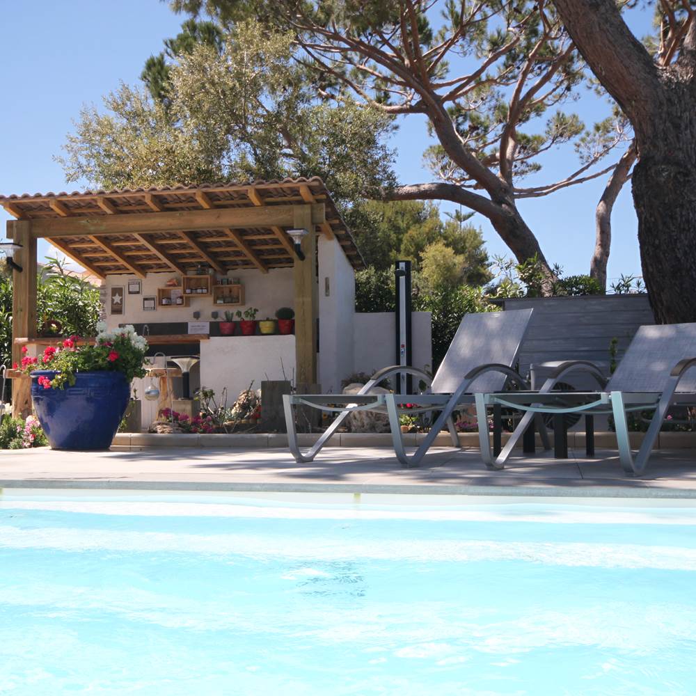 pool house avec la plancha pour vos repas.-presta