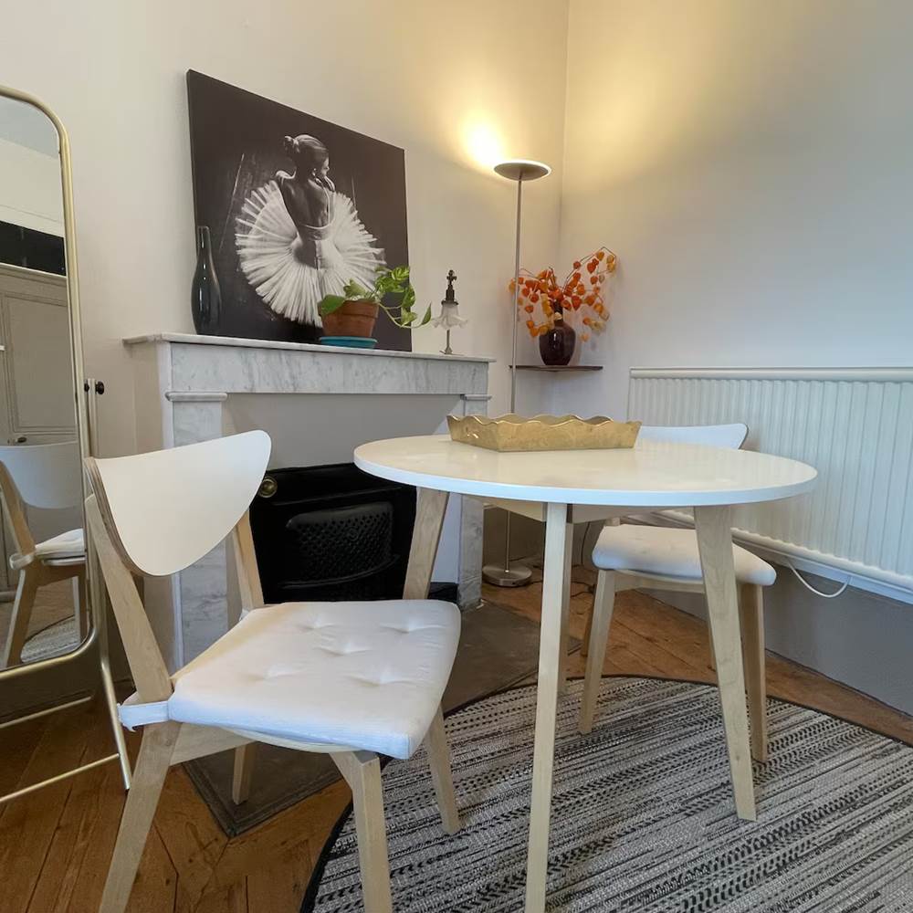 1er étage, chambre 2, table