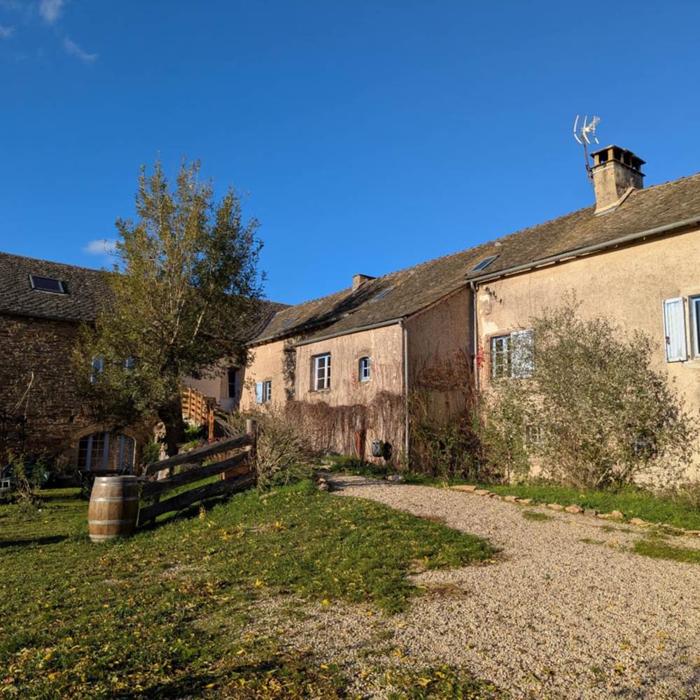 maison-hotes-ferme-renovee-exterieur-nature-centres-aveyron-saisonnee.jpg-presta