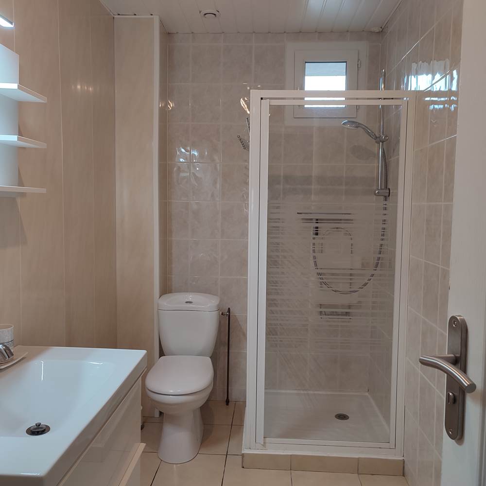 Salle de douche avec meuble vasque-presta
