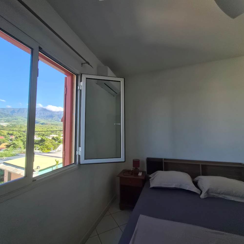 T2 Le frangipanier , chambre , climatiseur