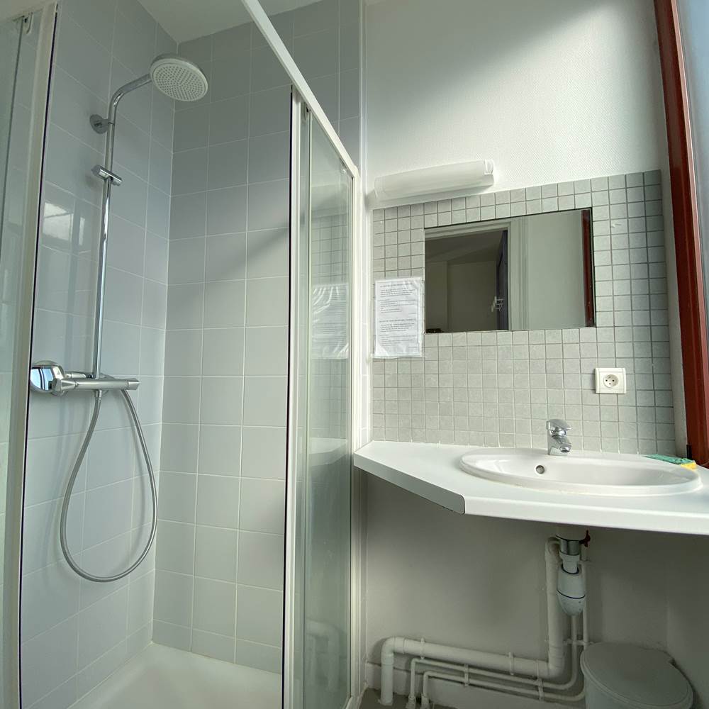Chambre 6pers 23 Maison du Randonneur AuxR_M_la_rando salle de bain